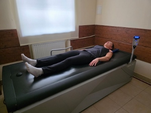 Pacjent podczas zabiegu masażu suchego hydrojet.
