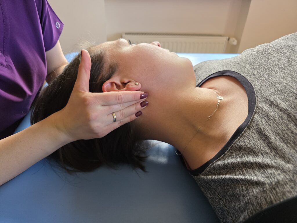 Terapia stawów skroniowo-żuchwowych u pacjentki z napięciowym bólem głowy.